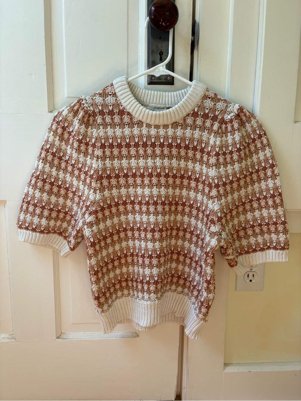 Universal Thread XS Textured Short-Sleeve Knit Sweater in Cream and Brown